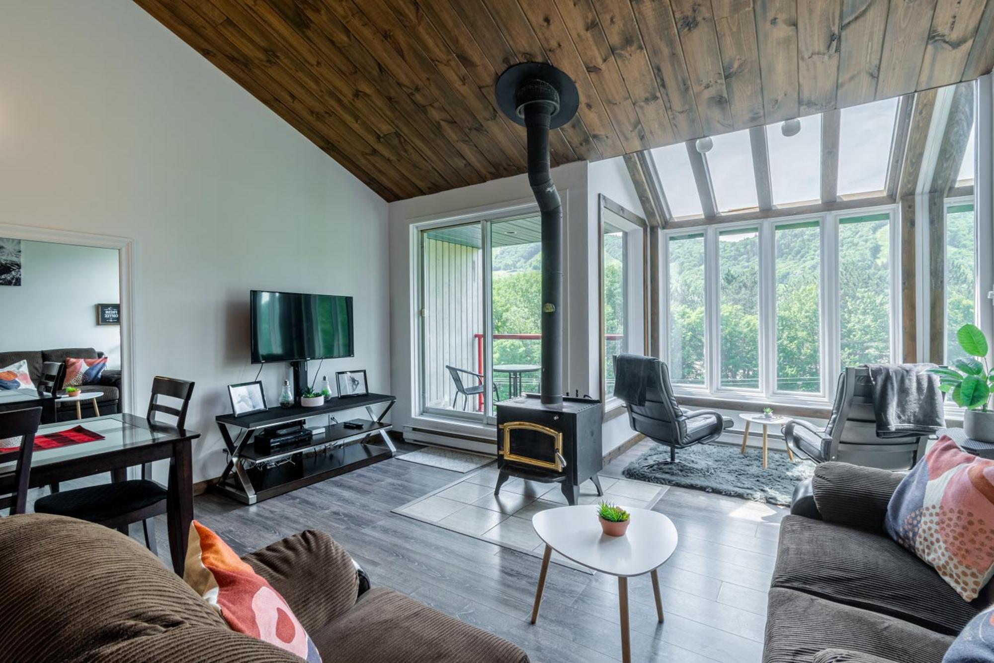 Superbe Condo Face Aux Pentes De Ski Stoneham!!! Exterior photo